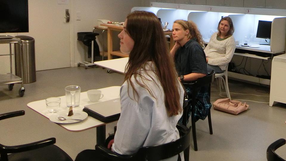 Delar av projektgruppen inom Blod & Rova under möte hos Ipsos 11 juni 2024. Från vänster: Birte Vanittersum, Veronica Öhrvik och Ingrid Strid.
